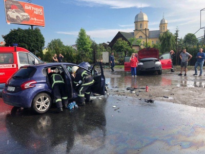 У Чернівцях внаслідок зіткнення двох авто постраждали 4 осіб. Уточнено