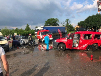 У Чернівцях внаслідок зіткнення двох авто постраждали 4 осіб. Уточнено