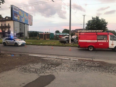 У Чернівцях водій збив електроопору, постраждав пасажир - фото