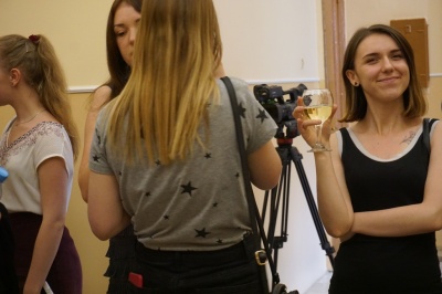 Посол Австралії привезла до Чернівців виставку масок та вино