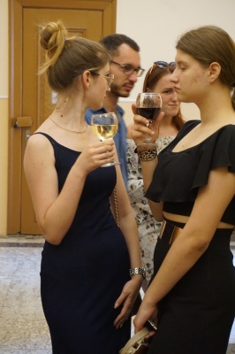 Посол Австралії привезла до Чернівців виставку масок та вино