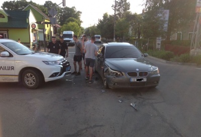 У Сторожинці легковик зіткнувся з поліцейським авто – фото