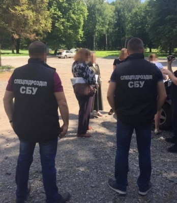 Жінку зловили на продажу 15-річної доньки