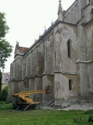 У Чернівцях на фасаді єзуїтського костелу чистять аварійні ділянки