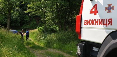 Легковик впав у річку: рятувальники розповіли, як рятували водія у Вижниці – фото