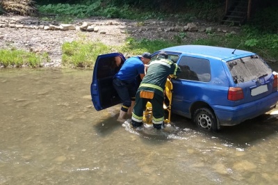 Легковик впав у річку: рятувальники розповіли, як рятували водія у Вижниці – фото