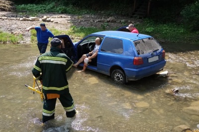 Легковик впав у річку: рятувальники розповіли, як рятували водія у Вижниці – фото