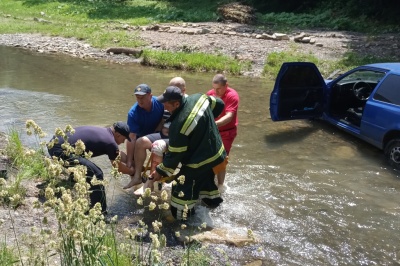 Легковик впав у річку: рятувальники розповіли, як рятували водія у Вижниці – фото