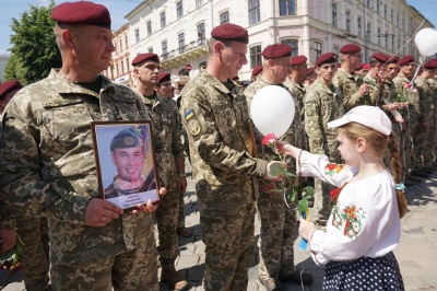 Чернівці урочисто зустріли десантників 80-ї бригади, які повернулися з війни – фото