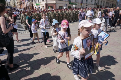 Чернівці урочисто зустріли десантників 80-ї бригади, які повернулися з війни – фото