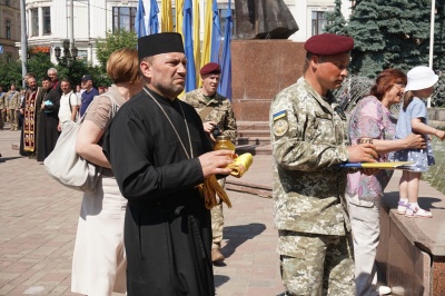 Чернівці урочисто зустріли десантників 80-ї бригади, які повернулися з війни – фото