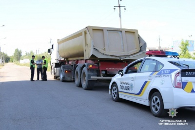 У Чернівцях патрульні за два дні оштрафували 16 водіїв вантажівок