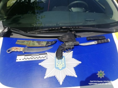 У Чернівцях патрульні затримали водія "під кайфом" та зі зброєю