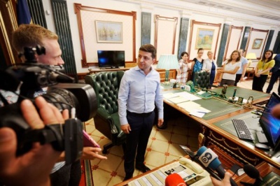 Зеленський показав свій кабінет на Банковій – фото