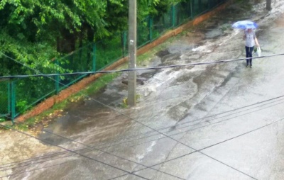 Раптова злива затопила вулиці Чернівців – відео