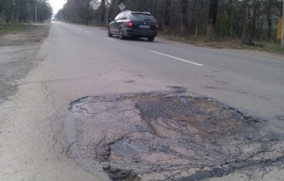 У Чернівцях залатали 9,3 тисячі квадратних метрів ям на дорогах