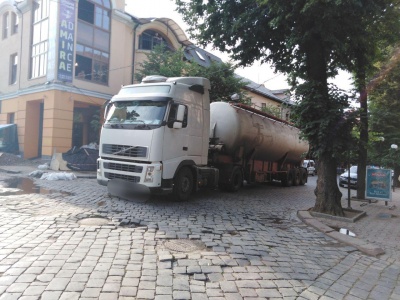 У центрі Чернівців вантажівка з цистерною обірвала електролінії – фото