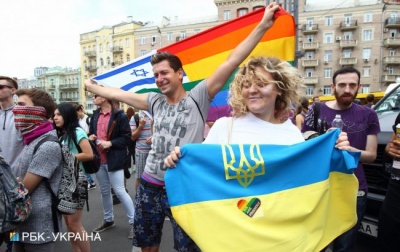 "Захисники сімейних цінностей" хотіли кидатися лайном у презервативах