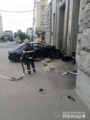 У Харкові авто в’їхало в будівлю міськради, є постраждалий
