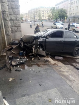 У Харкові авто в’їхало в будівлю міськради, є постраждалий