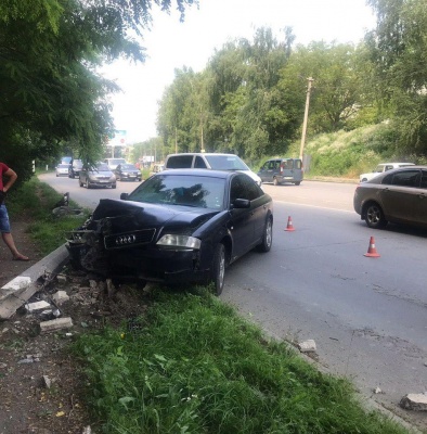 В'їхав в електроопору: у Чернівцях водій Audi не впорався з керуванням