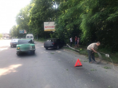 В'їхав в електроопору: у Чернівцях водій Audi не впорався з керуванням