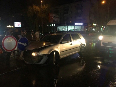 У Чернівцях у нічній ДТП на проспекті травмувалась дівчина – фото