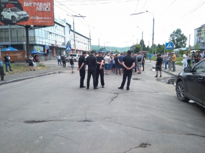 Активісти заявили, що не припинять блокування Хотинської, поки не почнеться капремонт вулиці