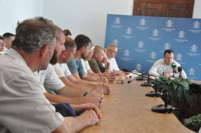 Пікетувальники, які перекрили вулицю Хотинську, зібралися у міській раді - відео