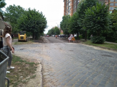 Самовільний ремонт дороги: що відбувається на вулиці Щербанюка – фото