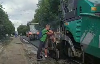 Самовільний ремонт дороги: на вулиці Щербанюка почали стелити асфальт – відео