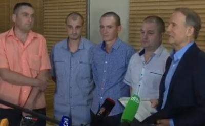 Чотирьох звільнених з полону бойовиків українців доправили до Мінська