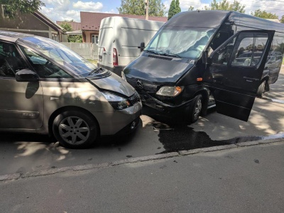 Потрійна ДТП у Чернівцях: автівки отримали пошкодження – фото