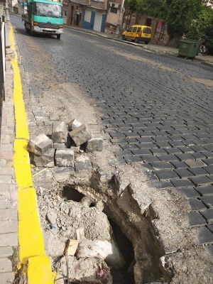 У центрі Чернівців на завантаженій дорозі утворилася двометрова яма