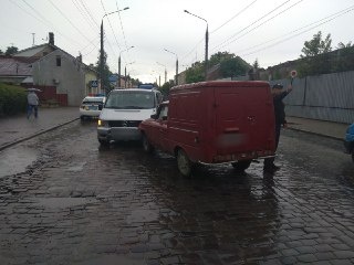 У Чернівцях водій «Москвича» виїхав на зустрічну та врізався у «Мерседес» - фото