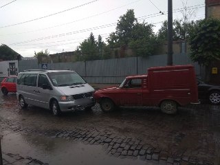 У Чернівцях водій «Москвича» виїхав на зустрічну та врізався у «Мерседес» - фото