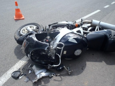 На Буковині мотоцикліст врізався в бетонну огорожу: молодик досі без свідомості