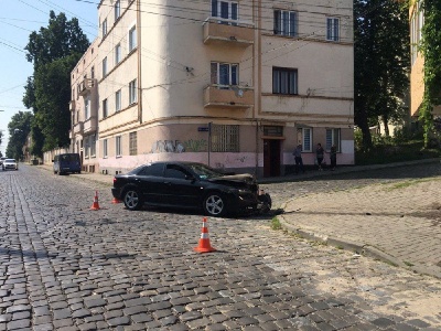 У центрі Чернівців Mazda зіткнулася з Mercedes: є потерпілі - фото