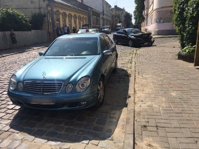 У центрі Чернівців Mazda зіткнулася з Mercedes: є потерпілі - фото