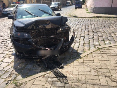 У центрі Чернівців Mazda зіткнулася з Mercedes: є потерпілі - фото
