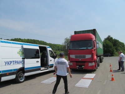 При спеці +28 вантажівки руйнують дороги: на Буковині виявляють по 40 порушників за тиждень