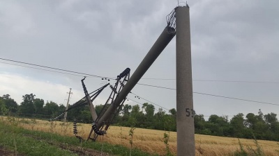 Електроопори і дерева ламало, як сірники: наслідки негоди на Буковині - фото