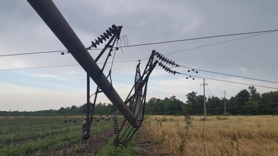 Електроопори і дерева ламало, як сірники: наслідки негоди на Буковині - фото