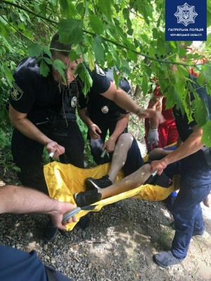 Врятував 15-річний хлопець: у Чернівцях чоловік намагався стрибнути з мосту - фото