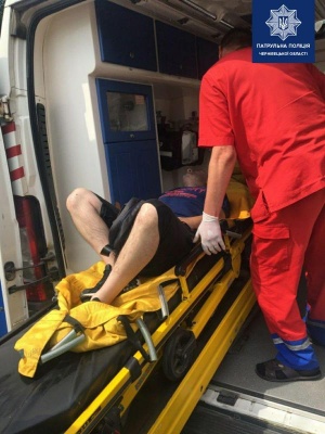 Врятував 15-річний хлопець: у Чернівцях чоловік намагався стрибнути з мосту - фото