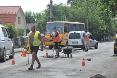 Як ремонтують вулицю Хотинську - фото