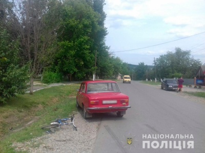 На Буковині автівка збила 7-річного хлопчика на велосипеді - фото