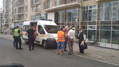 У Чернівцях штанги тролейбуса впали на автівку - фото