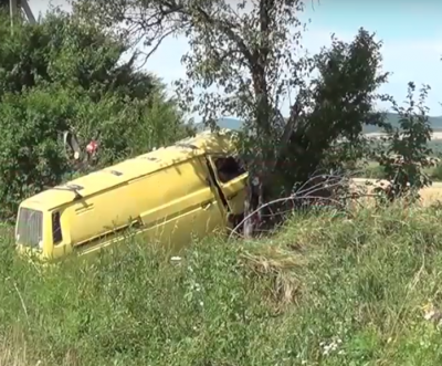 На Буковині автівка злетіла в кювет і врізалася в дерево: водія госпіталізовано - відео