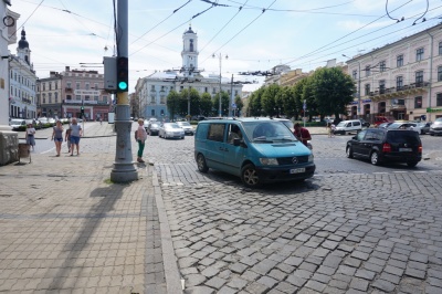 У центрі Чернівців зіткнулися два мікроавтобуси - фото